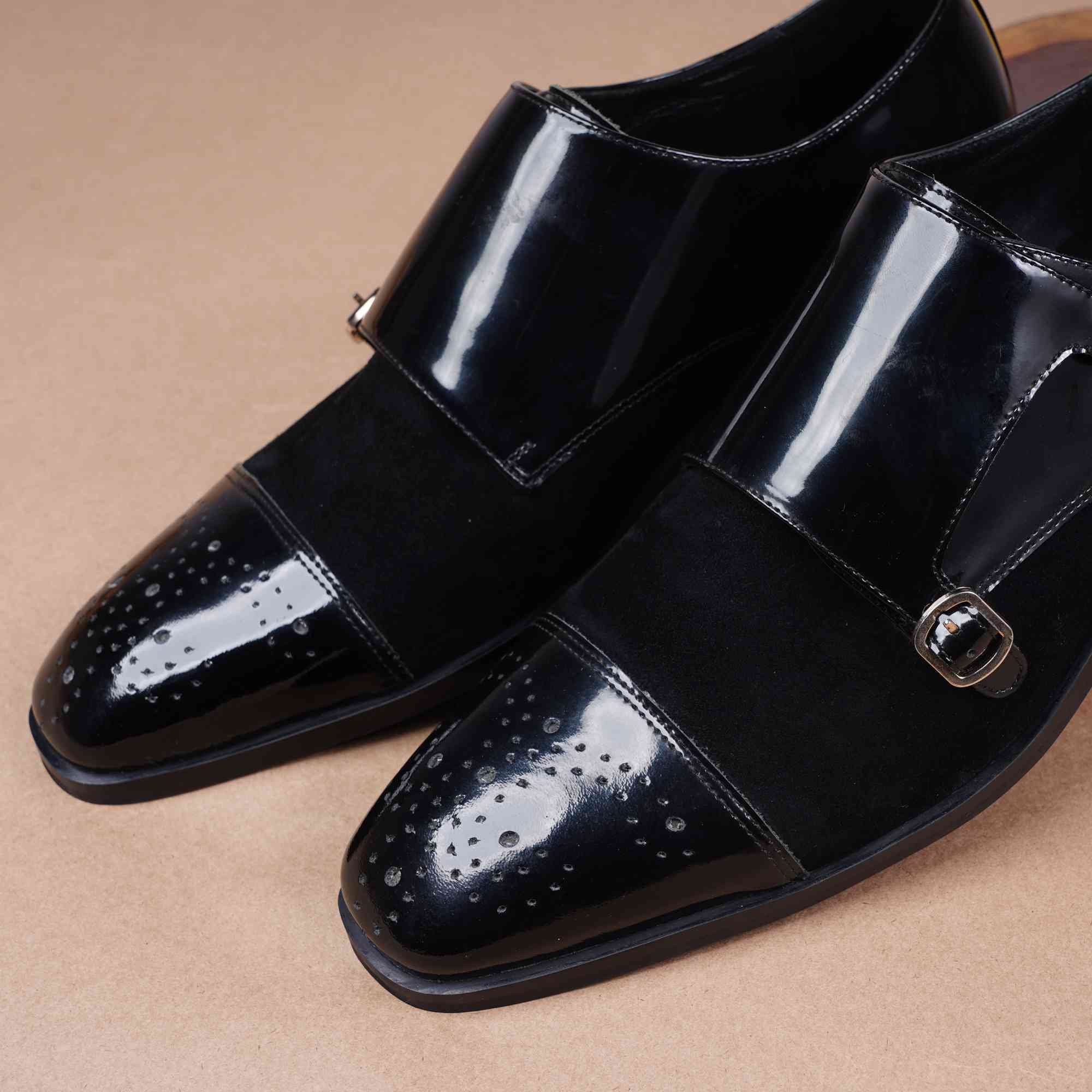 THOMAS | BLACK